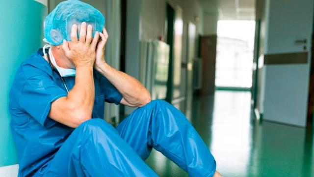 Imagen de uno de los médicos agotados tras su jornada laboral / EFE
