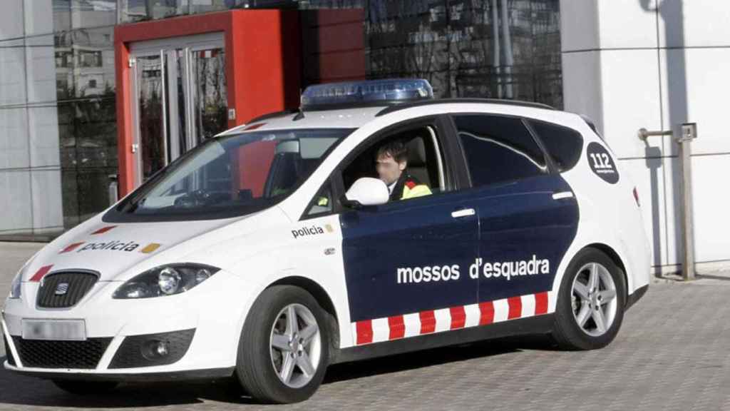 Coche patrulla con un mosso en su interior / EFE