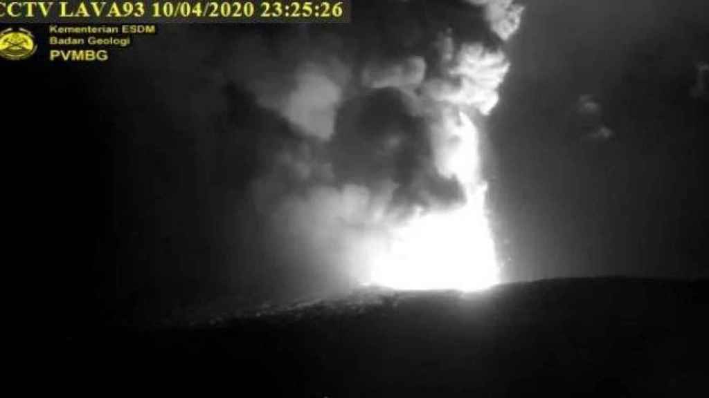 Imagen del volcán Krakatoa entrando en erupción / EP