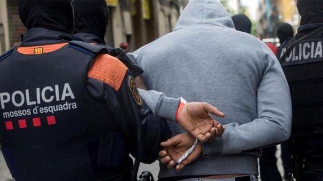Agentes de Mossos con un detenido / MOSSOS