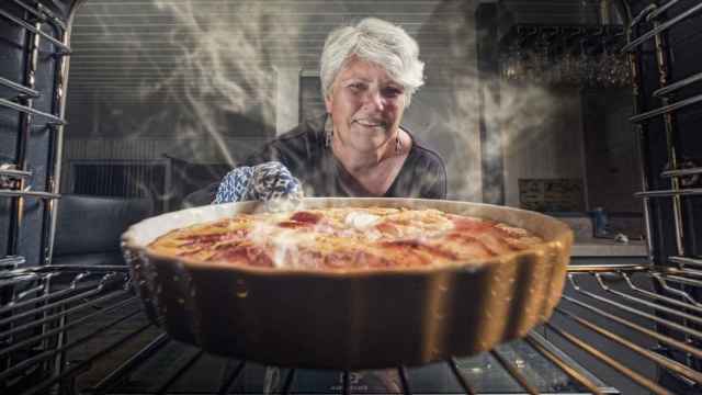 Una mujer saca del horno un pastel de manzana hecho con harina y levadura / PIXABAY