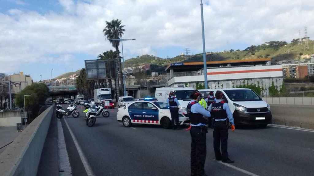 Agentes de Mossos durante un control por el confinamiento / MOSSOS