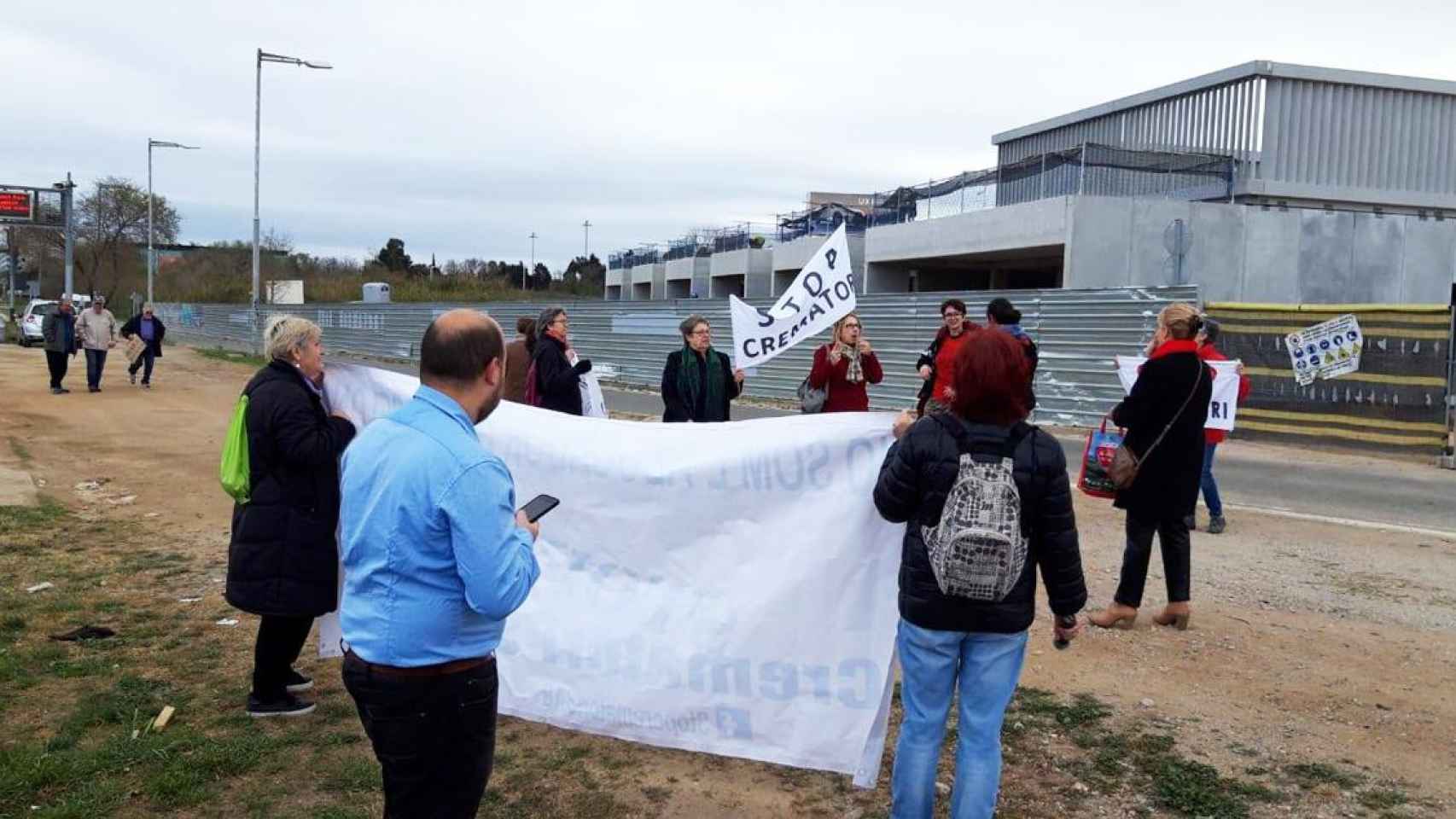 Imagen de una protesta contra el crematorio de Sant Adrià de Besós, a las puertas de Barcelona / SCB