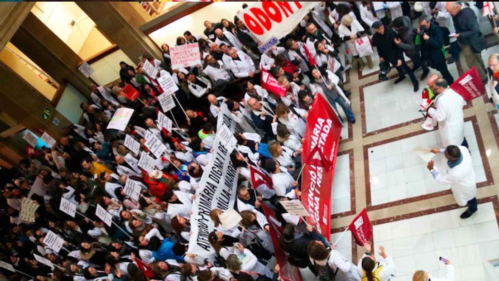 Médicos protestando en la sede corporativa del ICS en Barcelona durante la última huelga de atención primaria / CG