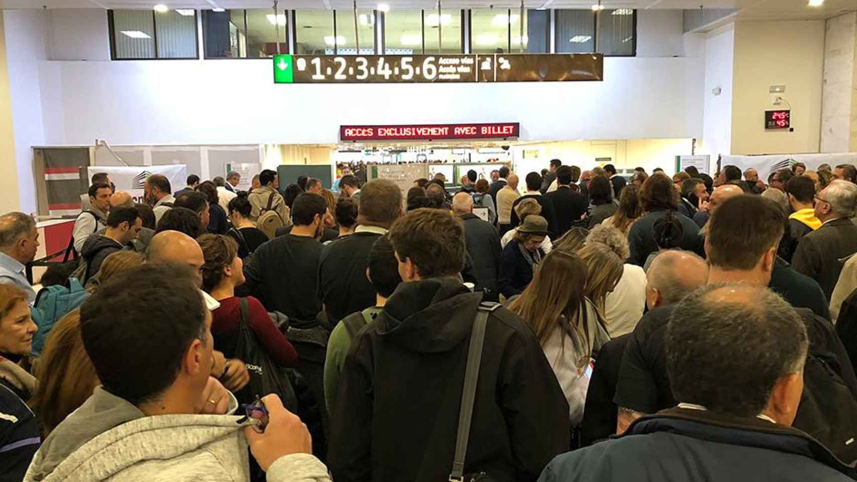 La estación de Sants, en Barcelona, atestada de gente en los accesos al AVE / ARCHIVO