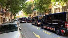 Imagen de los Mossos d'Esquadra desalojando el edificio tomado Puntales, en el barrio del Clot, en Barcelona / CG