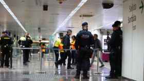 Mossos d'Esquadra en la Estación de Sants durante la alerta en el AVE / EFE