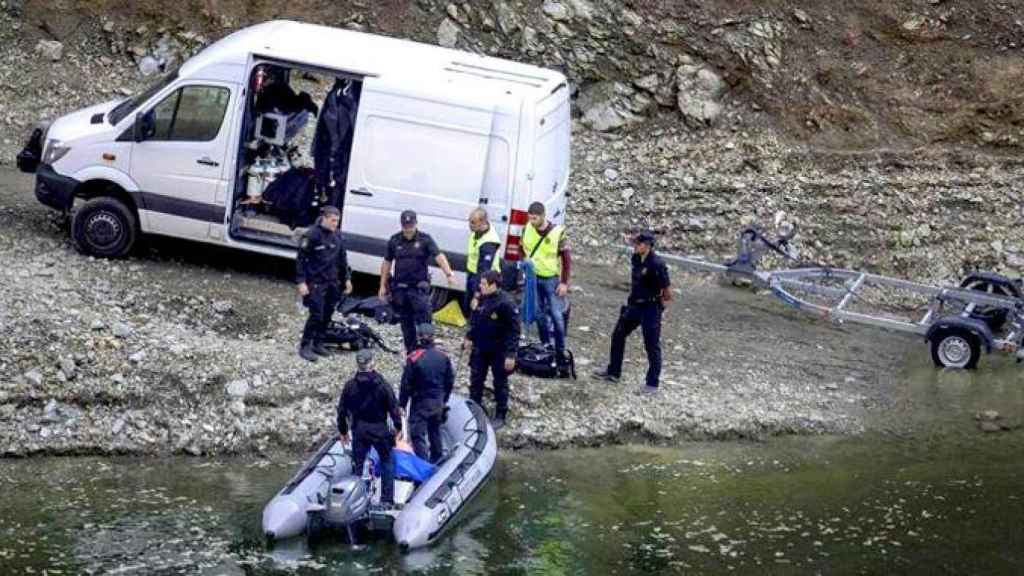 Varios agentes implicados en la investigación del Crimen de Susqueda en plena búsqueda de pruebas en el pantano / EFE