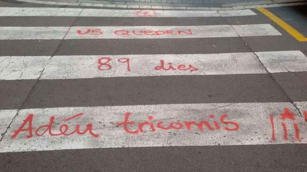 Una de las pintadas que amenazan a la Guardia Civil frente al cuartel de Gràcia / CG