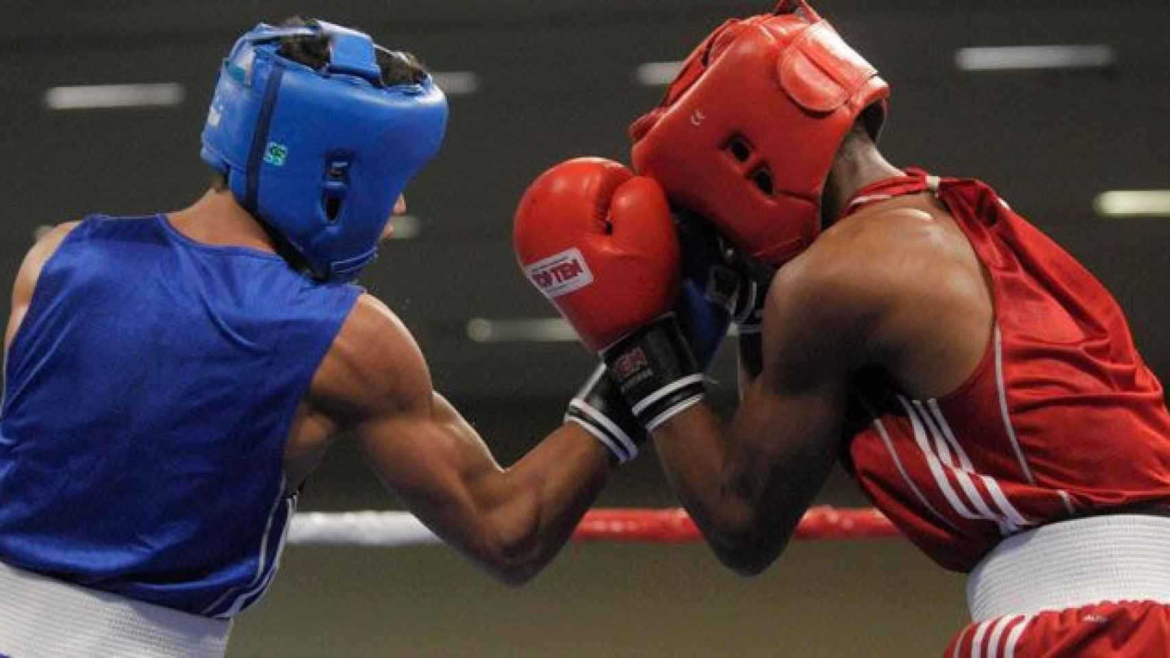 Dos boxeadores en el ring en una imagen de archivo / EFE