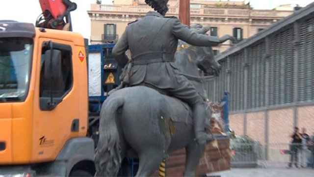La estatua de Francisco Franco en Barcelona, tras el lanzamiento de los huevos / EUROPA PRESS