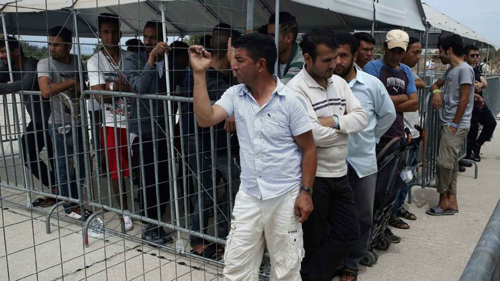 Refugiados y migrantes esperan para el proceso de pre-registro en un campamento de refugiados situado en el antiguo aeropuerto de Helliniko de Atenas.