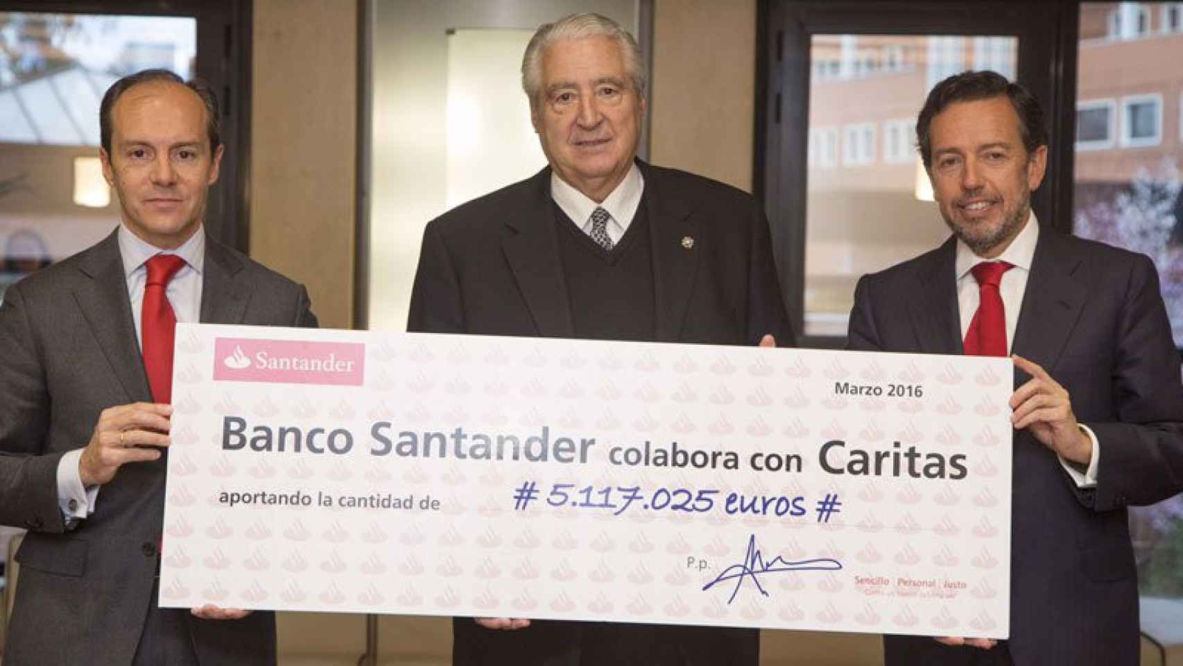 Rami Aboukhair (Santander), Rafael del Río (Cáritas) y Lázaro de Lázaro (Santander), de izquierda a derecha, en el acto de entrega de la aportación solidaria.