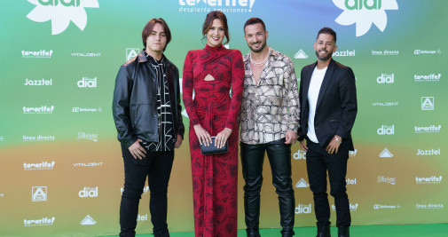 La banda Laúltima llave pasan por la alfombra verde, previa a la gala de la XXVI edición de los Premios Dial / EFE
