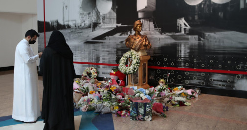 La gente rinde homenaje a la difunta reina Isabel II en Dubái / EFE