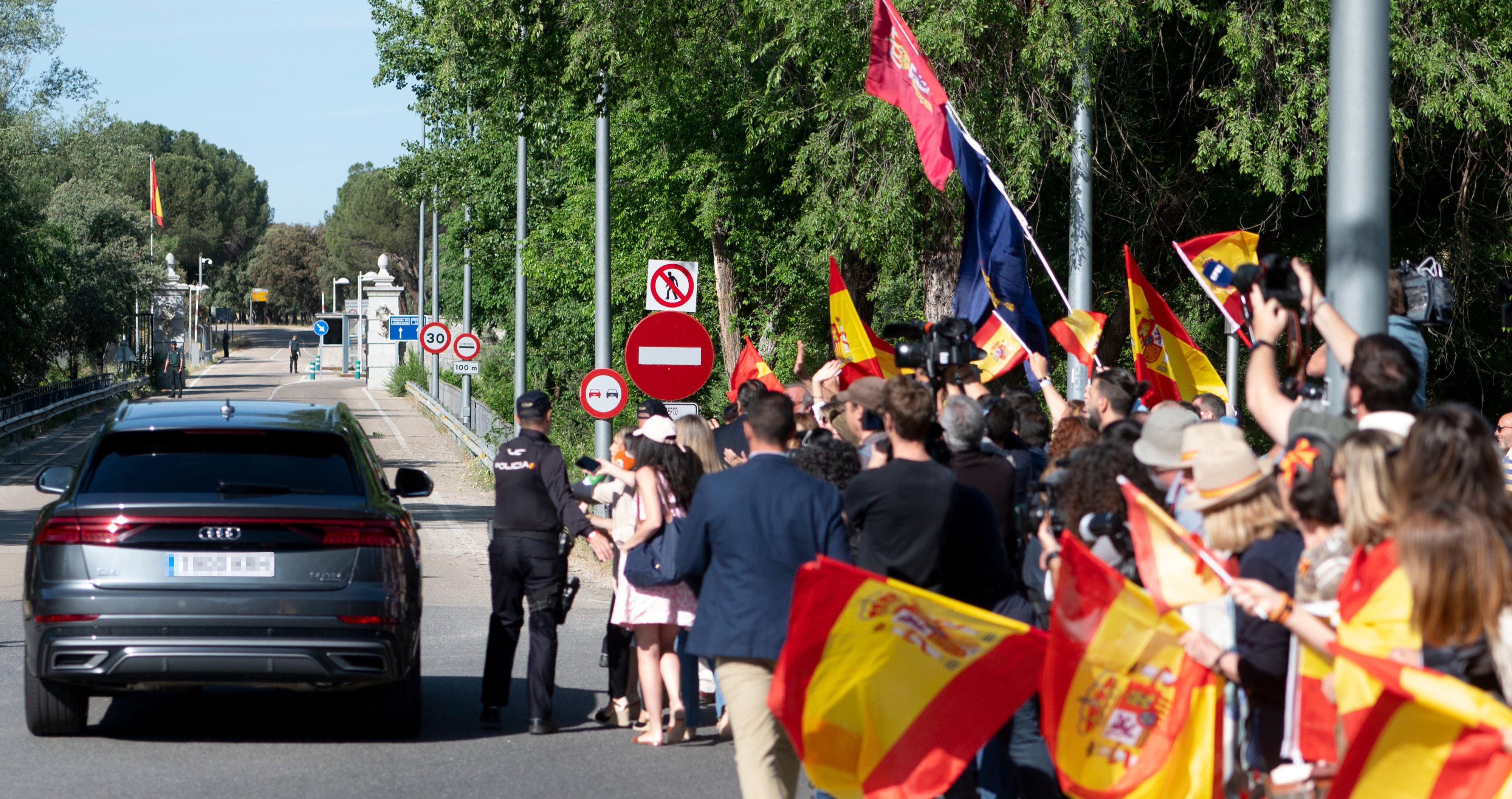 Vehículo del Rey emérito a su llegada a encuentro con el Rey Felipe VI, en el Palacio de la Zarzuela / EP