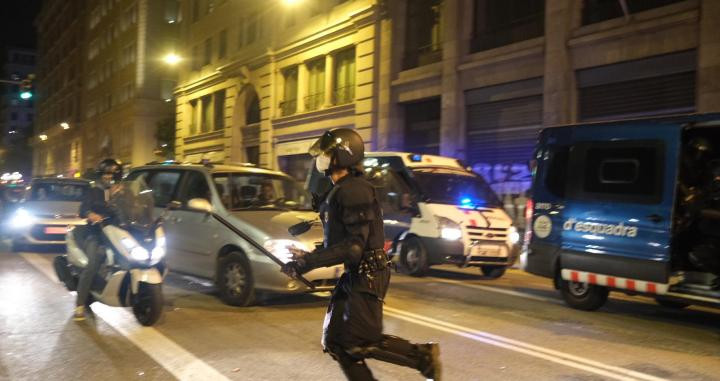 Cargas de los Mossos durante los disturbios de plaza Sant Jaume el 30 de octubre / PABLO MIRANZO