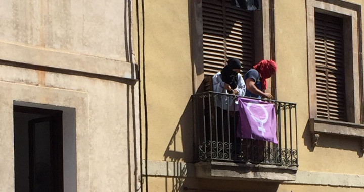 Desde el balcón de un piso okupado en carrer d'En Robador 43 / CG