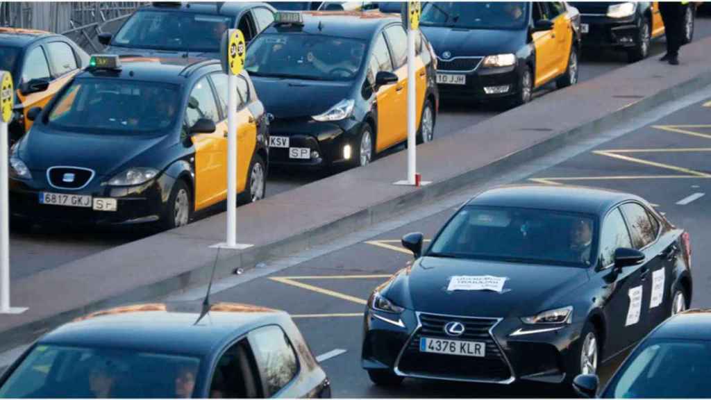 Vehículos de VTC junto a taxis / EP