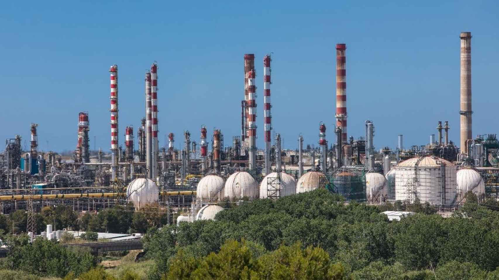 Planta de Repsol en el polígono químico de Tarragona / EP