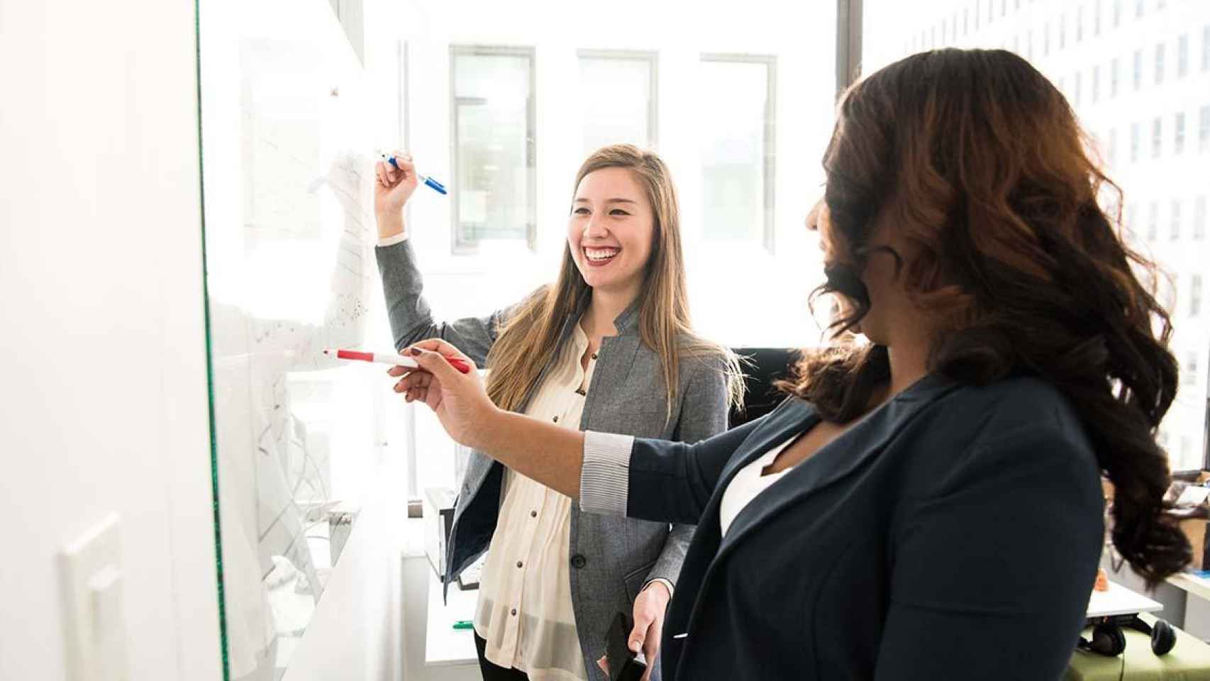 Dos mujeres durante una reunión de trabajo PEXELS