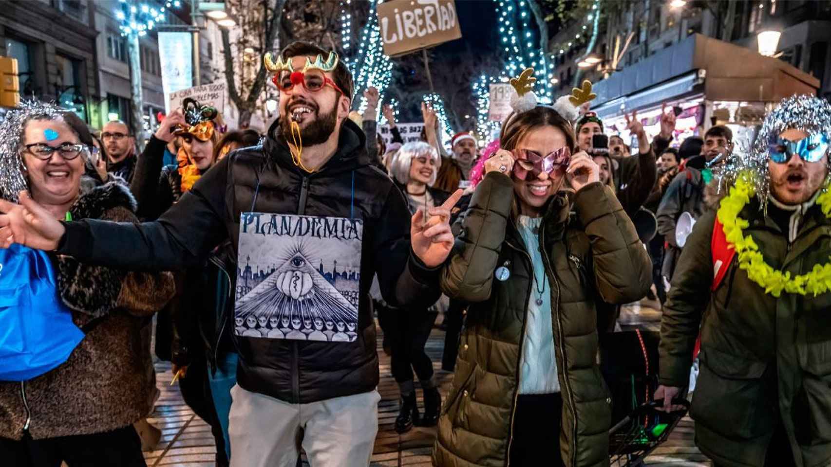 Un grupo de antivacunas se manifiestan por Las Ramblas de Barcelona / EP