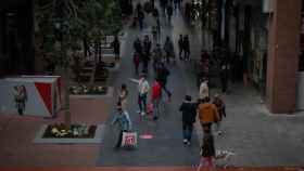 Varias personas compran el centro comercial La Maquinista, cerrado muchas semanas por el Covid / EP