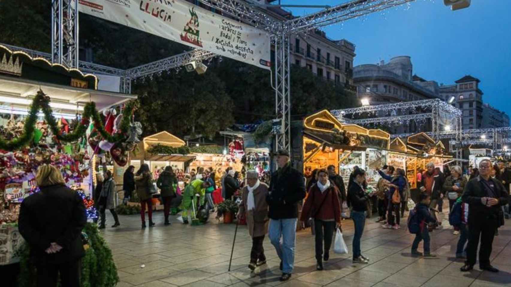 Entrada a la Fira de Santa Llúcia, el mercado de Navidad más antiguo de Barcelona / FSLL