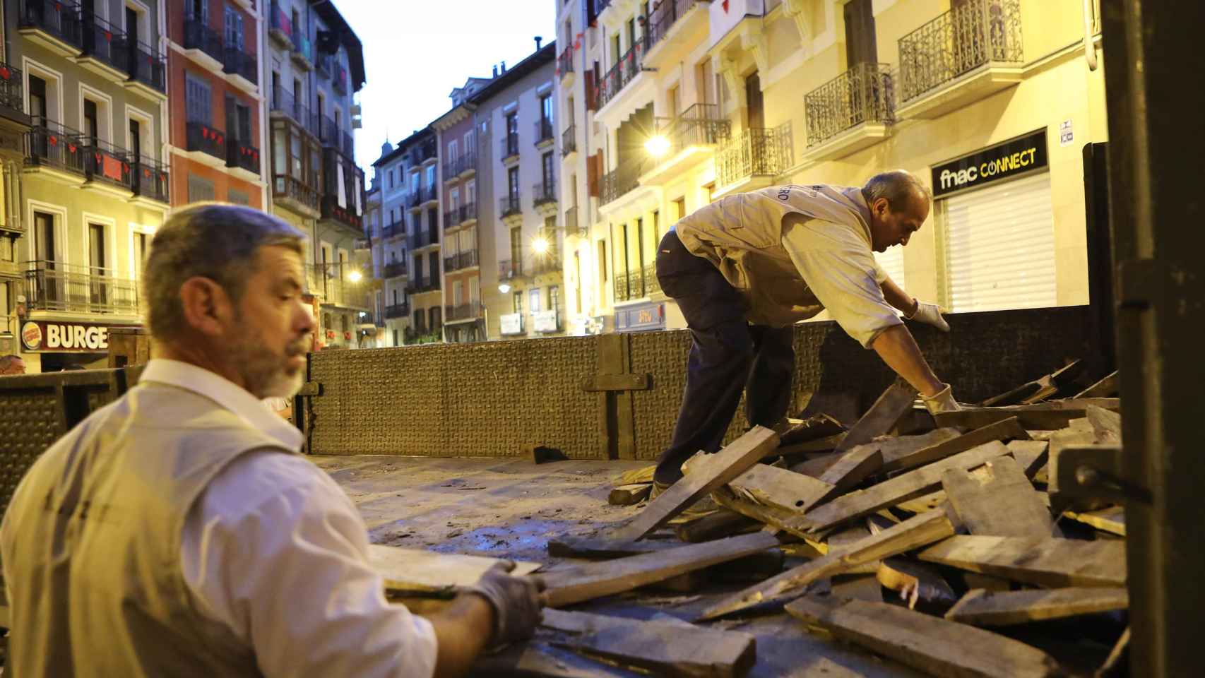 Dos trabajadores autónomos durante su jornada laboral / EP