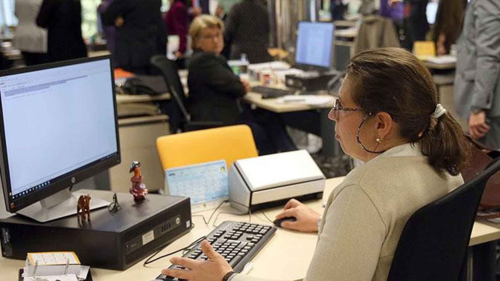 Una mujer trabajando en una de las oficinas del paro de Cataluña / MINISTERIO DE TRABAJO