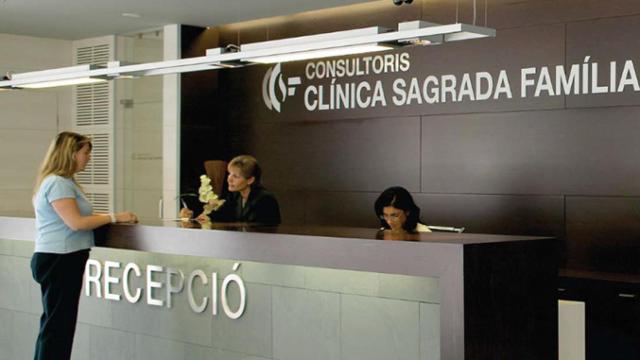 Una mujer pide información en la recepción de la clínica Sagrada Familia / ECHEVARNE