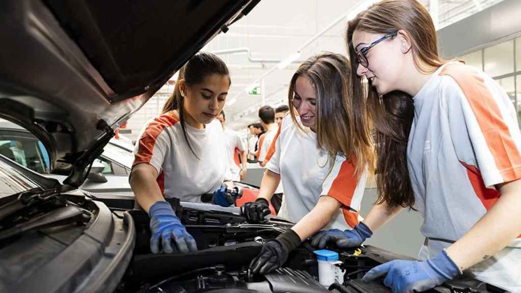 Alumnas en la Escuela de Aprendices / SEAT