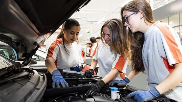 Alumnas en la Escuela de Aprendices / SEAT