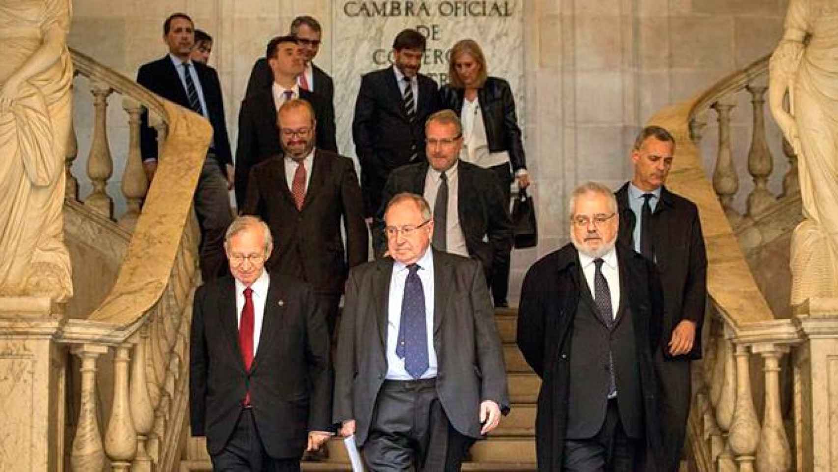 El presidente del consejo de administración de Fira Barcelona, Josep Lluís Bonet (c), junto al de la Cámara de Comercio de Barcelona, Miquel Valls (i), y otros miembros de la ejecutiva de la organización de dinamización empresarial antes de la conferencia