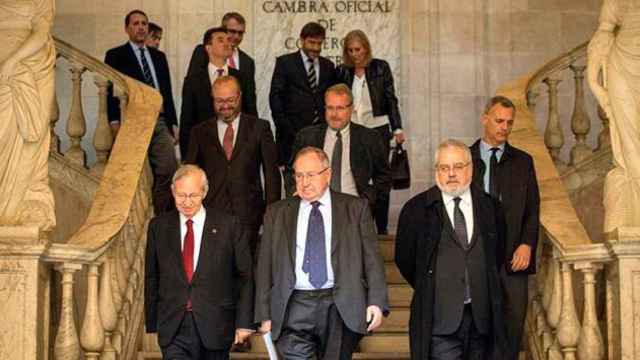 El presidente del consejo de administración de Fira Barcelona, Josep Lluís Bonet (c), junto al de la Cámara de Comercio de Barcelona, Miquel Valls (i), y otros miembros de la ejecutiva de la organización de dinamización empresarial antes de la conferencia