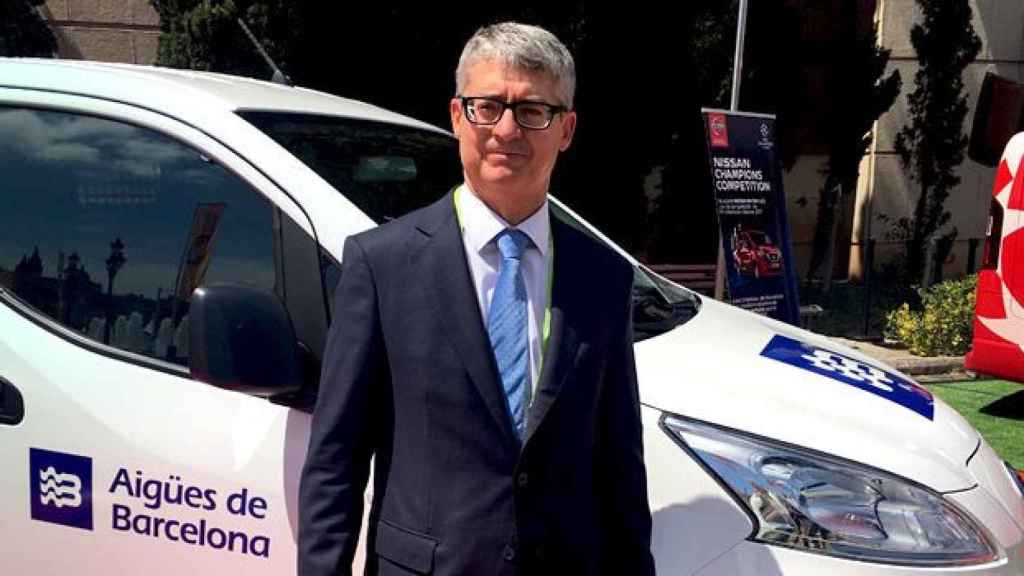 Ignacio Escudero, director general de Aguas de Barcelona (Agbar) junto a una de las furgonetas eléctricas de la compañía / CG