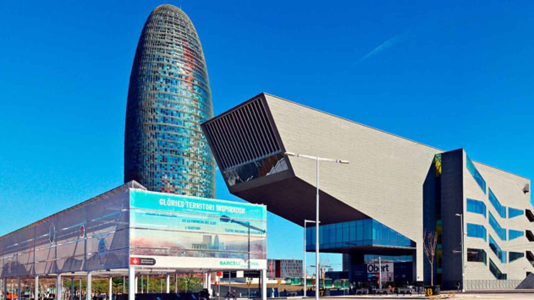 La Torre Agbar de Barcelona, junto al Disseny Hub Barcelona / CG