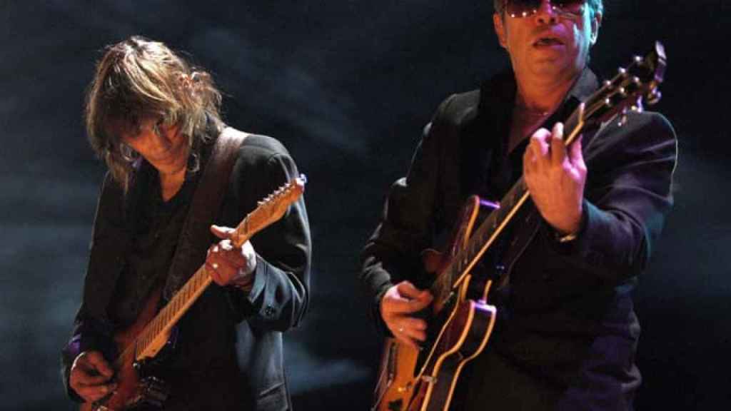 Antonio Vega (i) y Nacho García Vega (d), durante un concierto de Nacha Pop / EFE