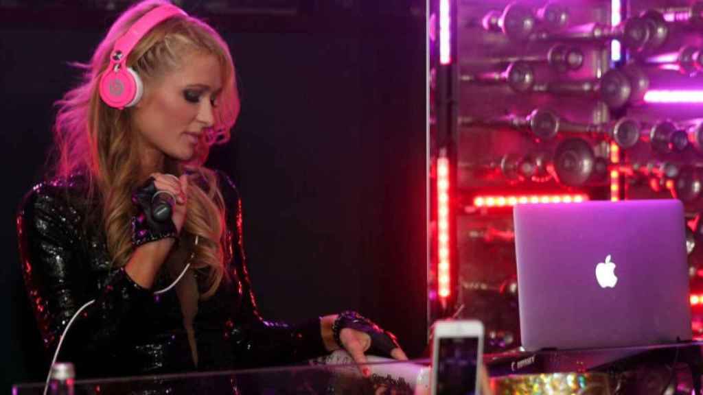 Paris Hilton haciendo de DJ en una imagen de archivo.