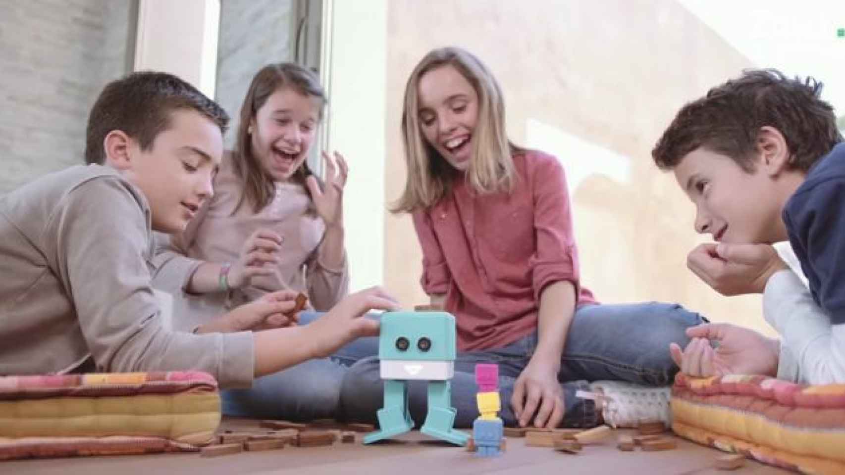 Un grupo de niños juega con el robot Zowi