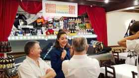 Manolo y Mariano, en su bar, junto a los lujosos productos de su cesta / CG