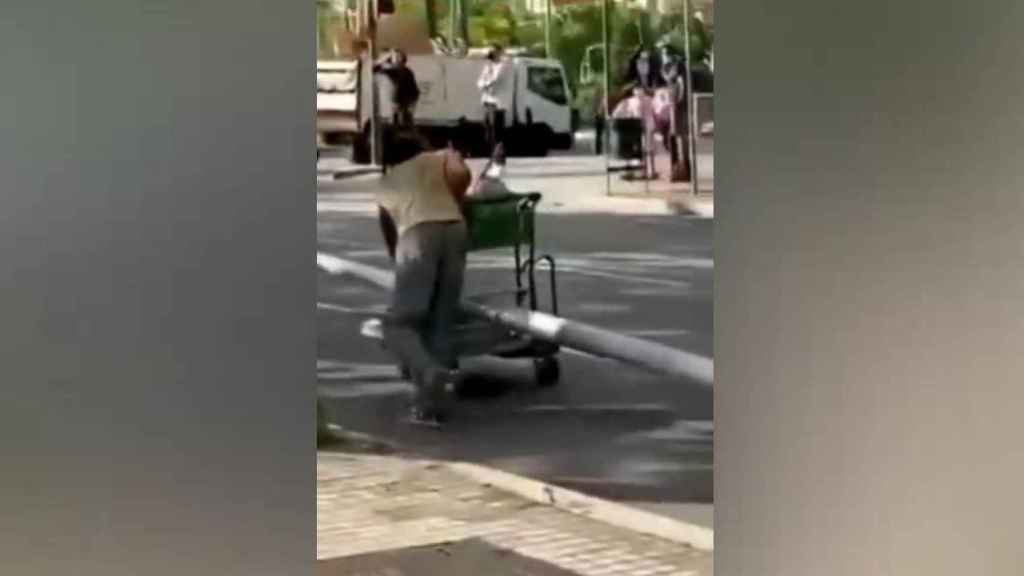 Un chatarrero arrastra una farola de la calle de Barcelona / TWITTER