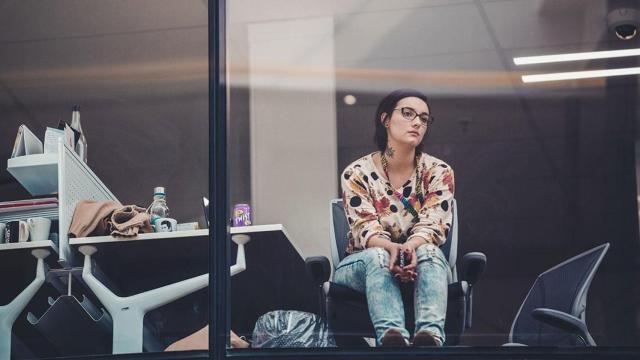 Una persona a punto de aburrirse frente a una ventana / UNSPLASH - JOHNNY COHEN