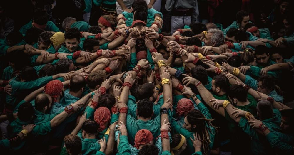 Una 'colla' de 'castellers' empieza un 'castell' / EP