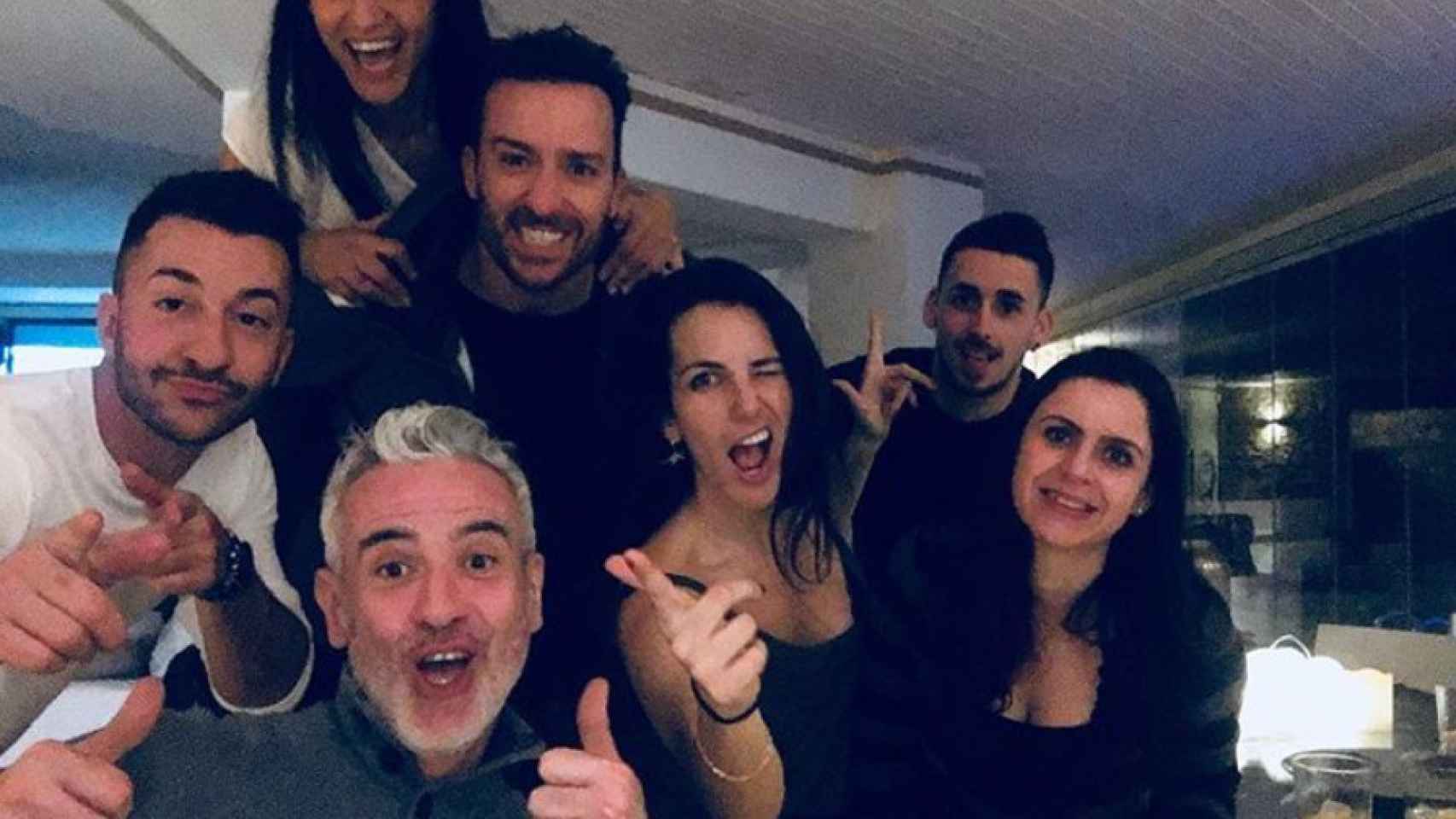 Pablo Puyol e Irene Junquera, junto a unos amigos