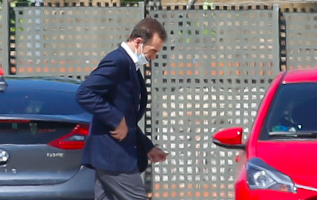 Alessandro Lequio, con la mascarilla, paseando por el parking de Telecinco / AGENCIAS