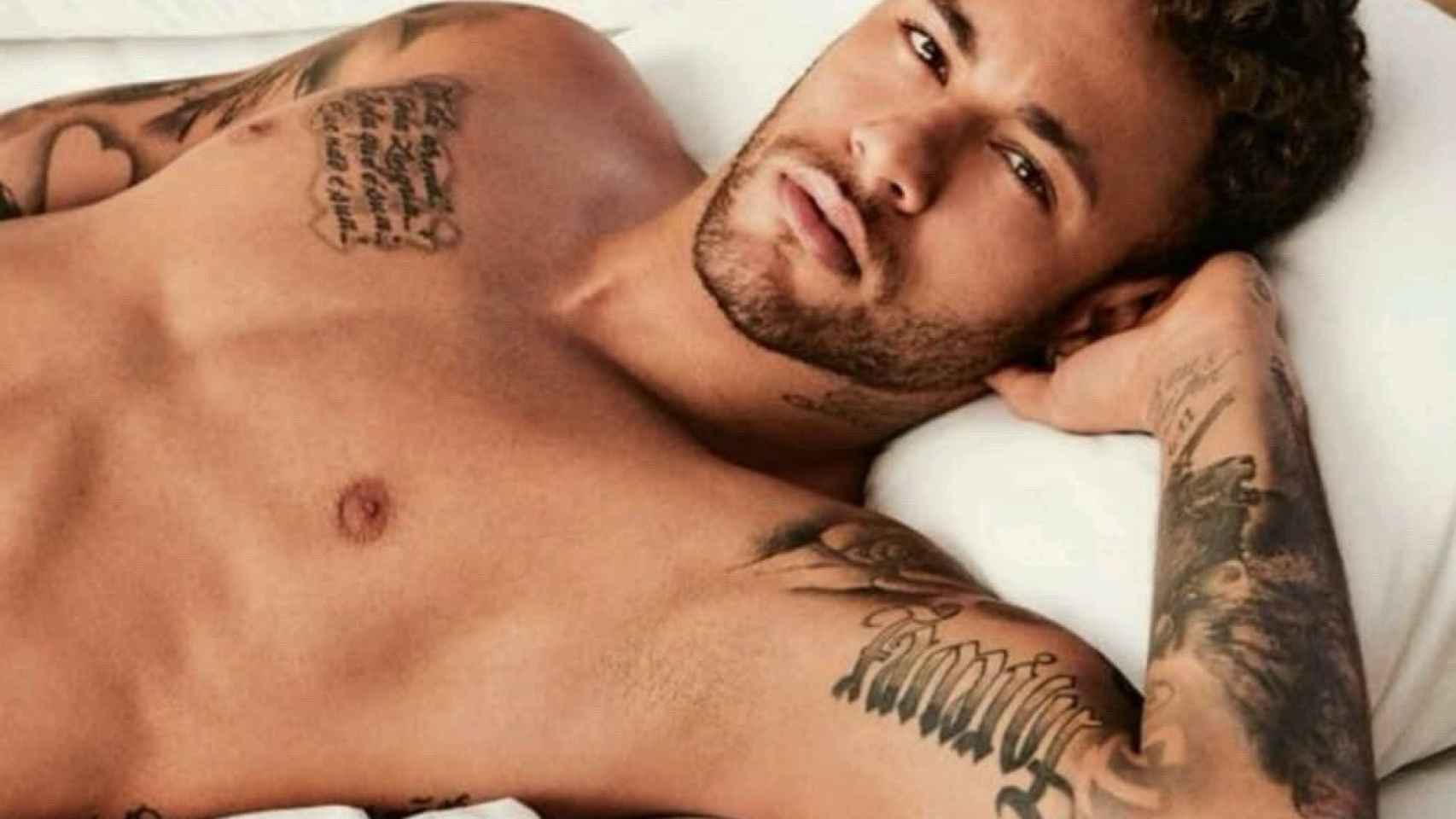 Neymar, sin camiseta, en la cama