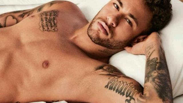 Neymar, sin camiseta, en la cama