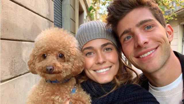 Coral Simanovich y Sergi Roberto posan con Baloo