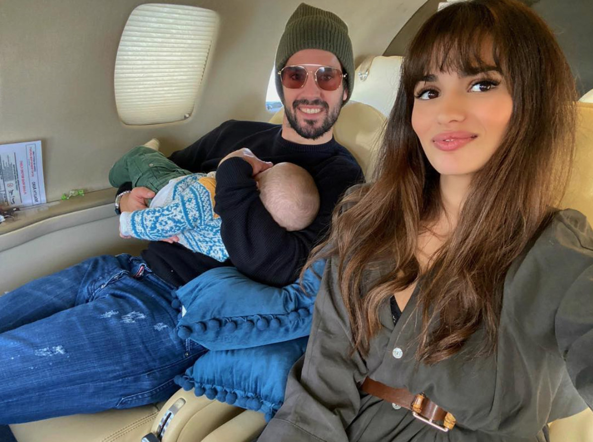 Isco Alarcón con Sara Sálamo en un avión privado